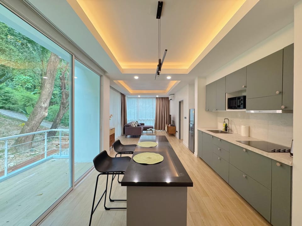 Kitchen or kitchenette, Dining area
