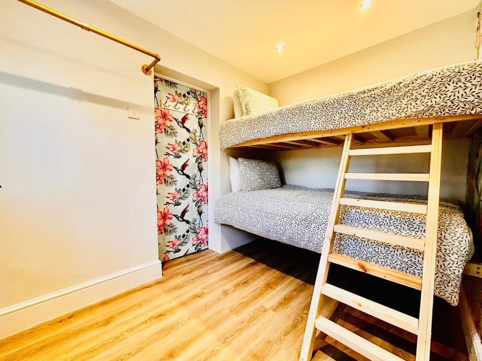 Bed, Bedroom, bunk bed