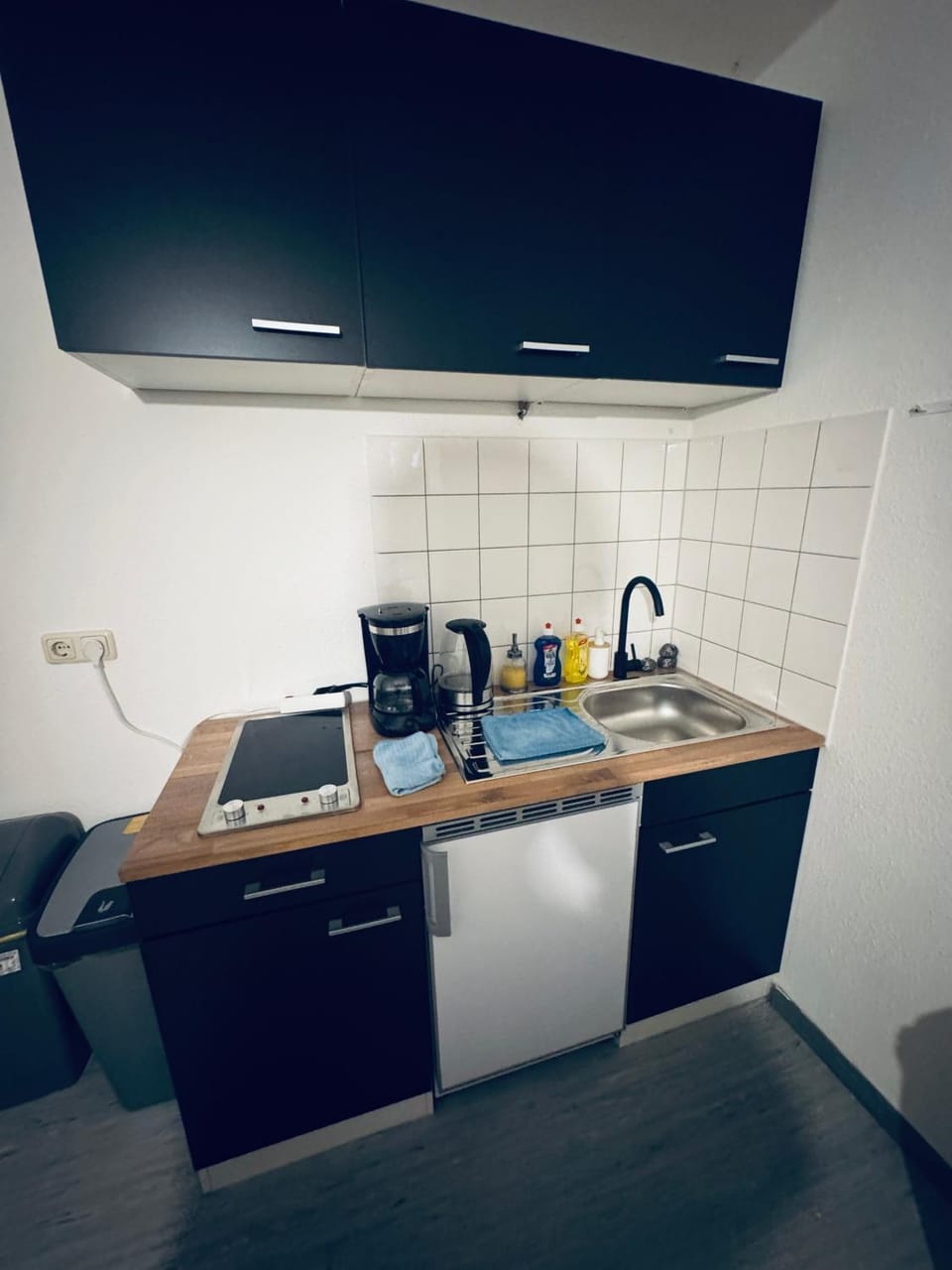 Coffee/tea facilities, Kitchen or kitchenette, stove
