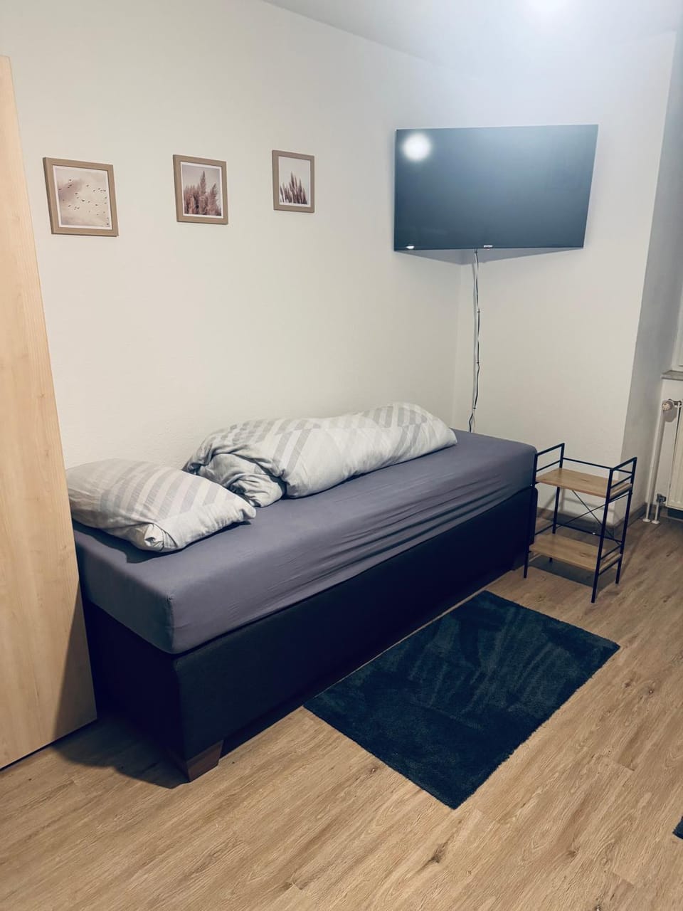 Bed, TV and multimedia, Bedroom