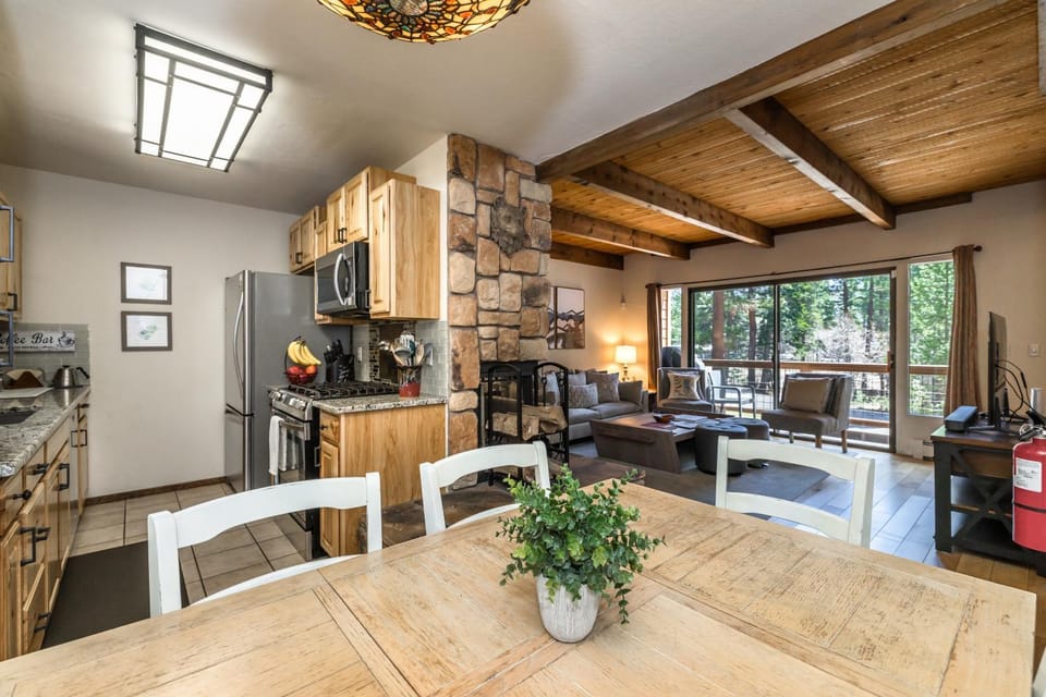 Kitchen or kitchenette, Dining area, stove