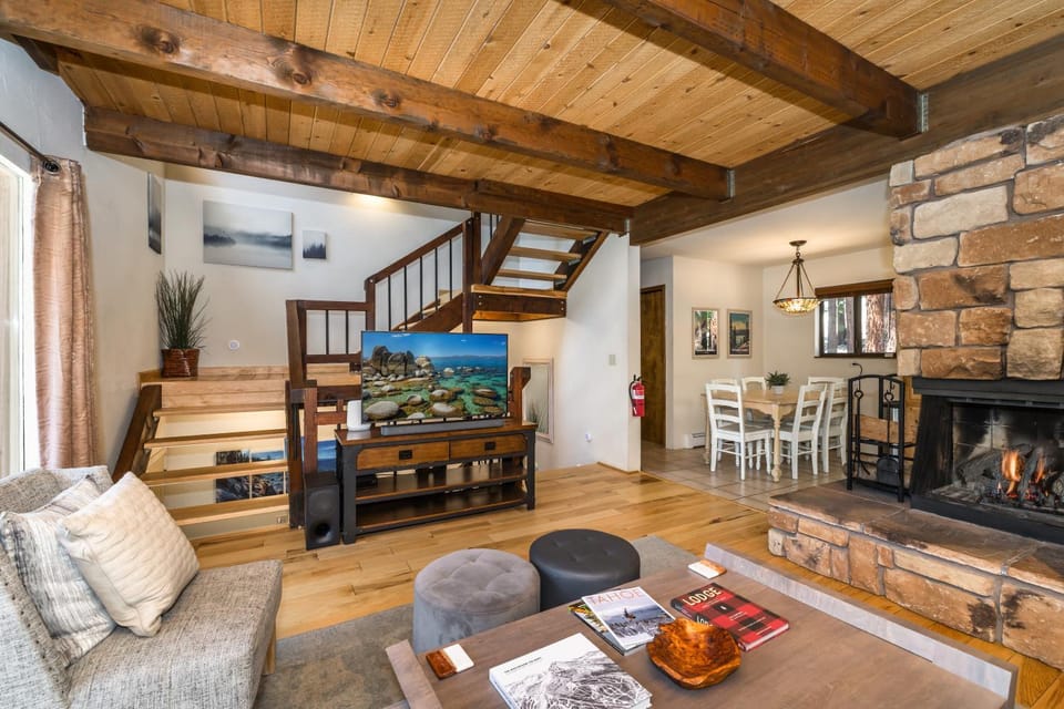 Communal lounge/ TV room, TV and multimedia, Living room, Seating area, Dining area, Evening entertainment