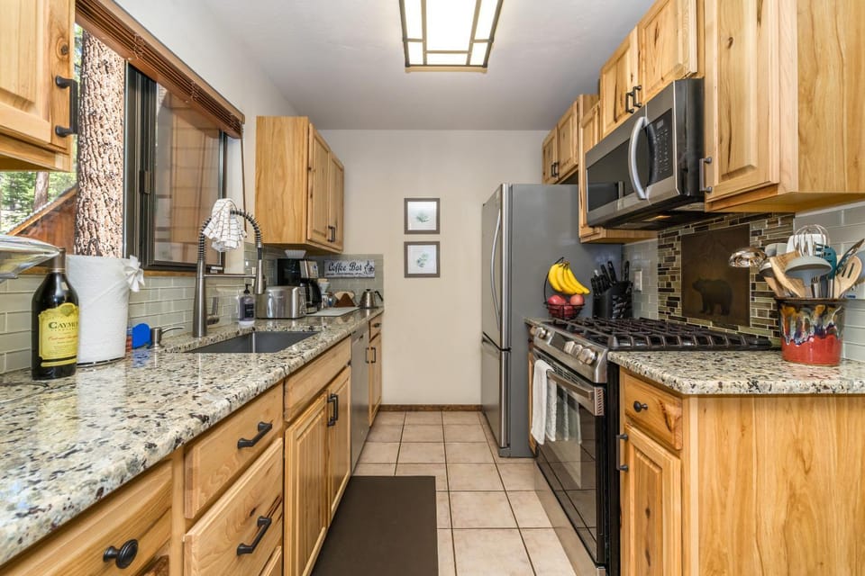 Coffee/tea facilities, Kitchen or kitchenette, dishwasher, oven, stove, toaster