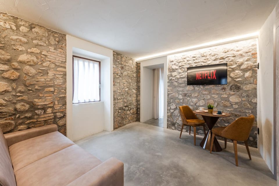 TV and multimedia, Living room, Seating area, Dining area