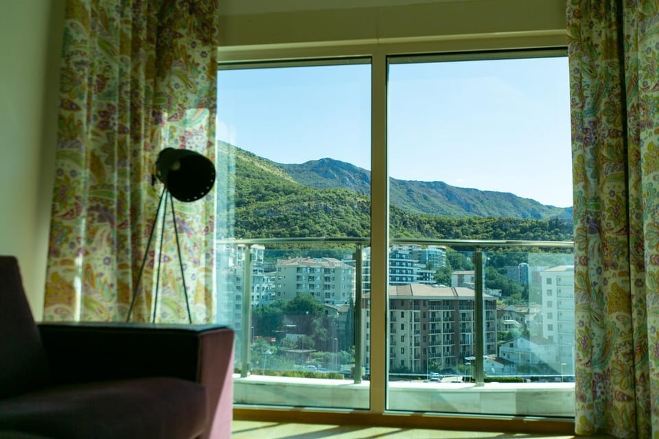 Day, Natural landscape, Living room, Seating area, Mountain view