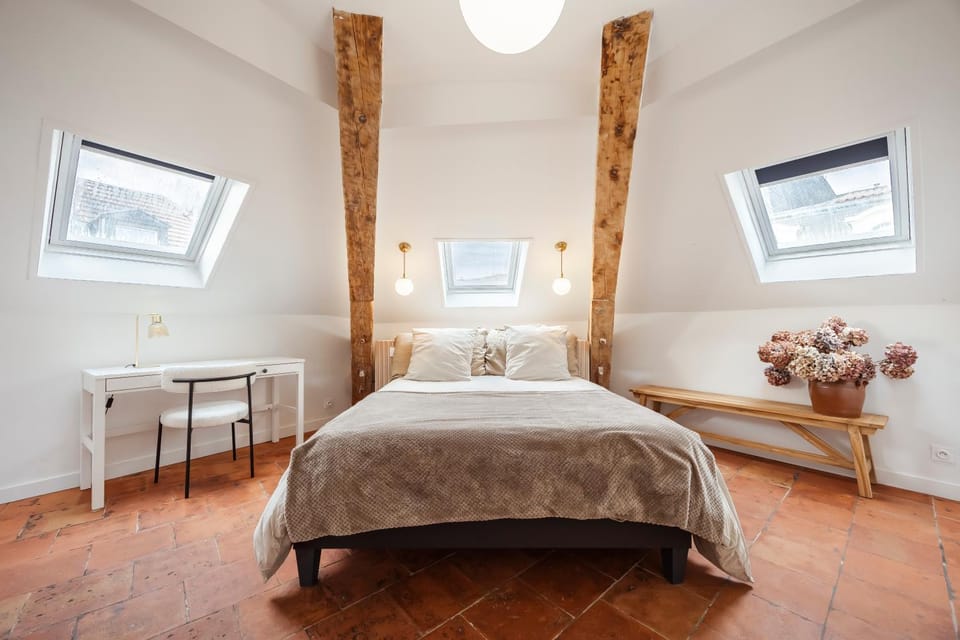 Bed, Photo of the whole room, Seating area, Bedroom
