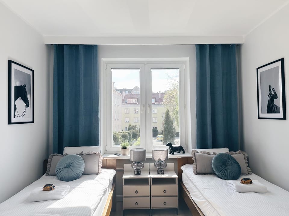 Bed, Photo of the whole room, Seating area, Bedroom, towels