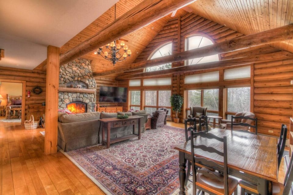 TV and multimedia, Living room, Seating area, Dining area