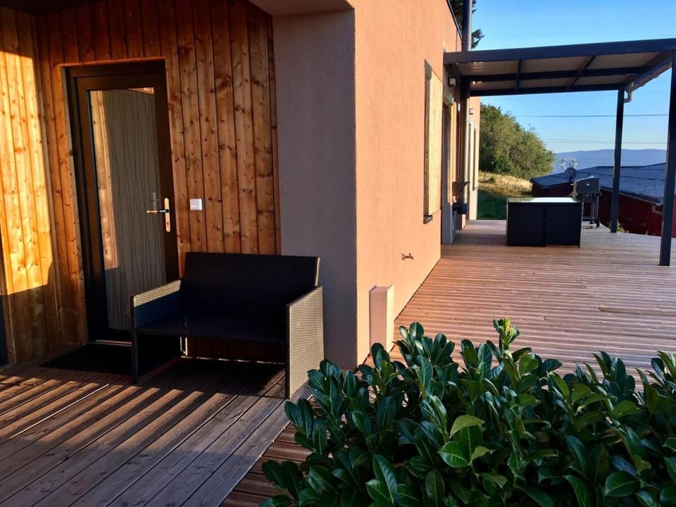 Property building, Patio, Balcony/Terrace