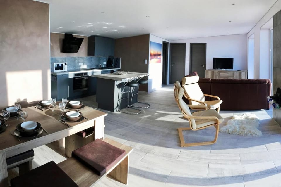 Day, Living room, Seating area