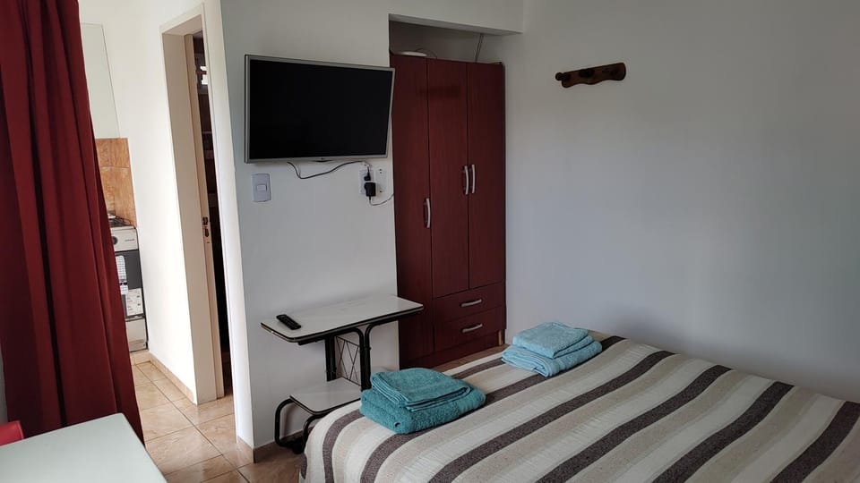 Bed, TV and multimedia, Photo of the whole room, Bedroom, towels, wardrobe