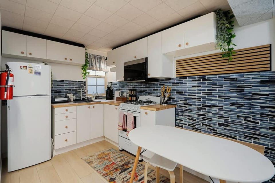 Beach Block 2-Bed with Coastal Palm Trees and Yard Apartment in Pacifica