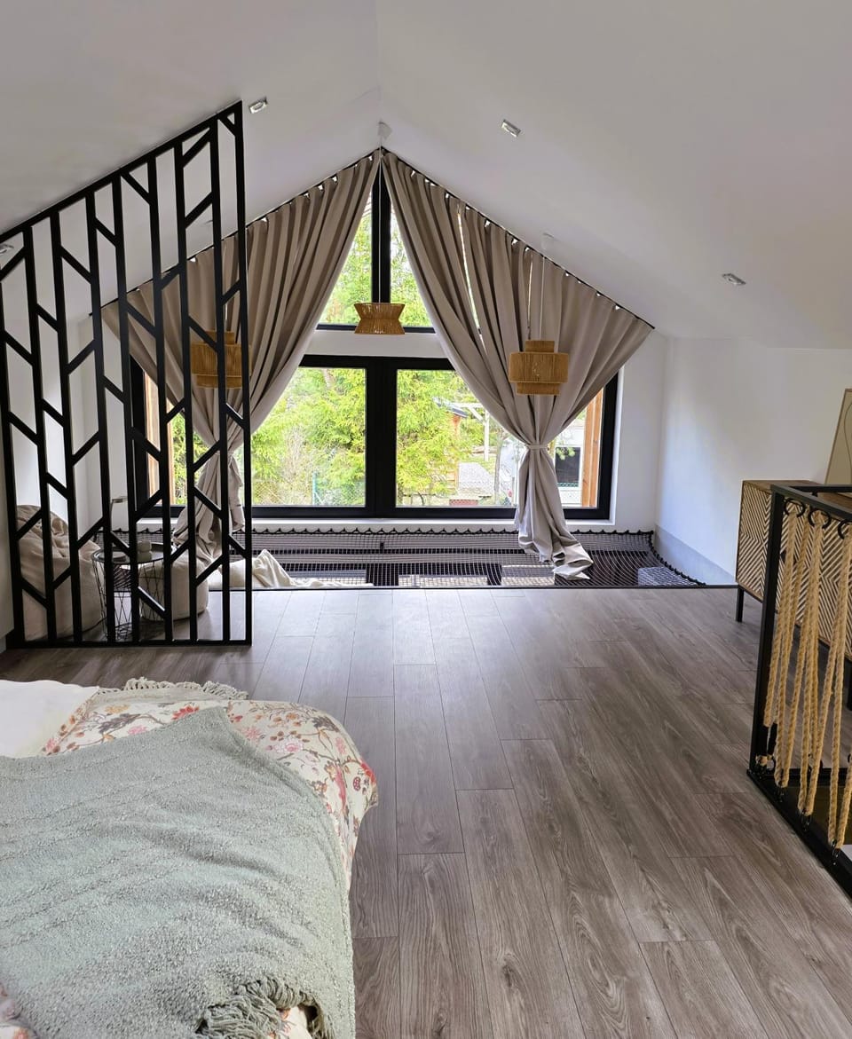 Bed, Seating area, Bedroom