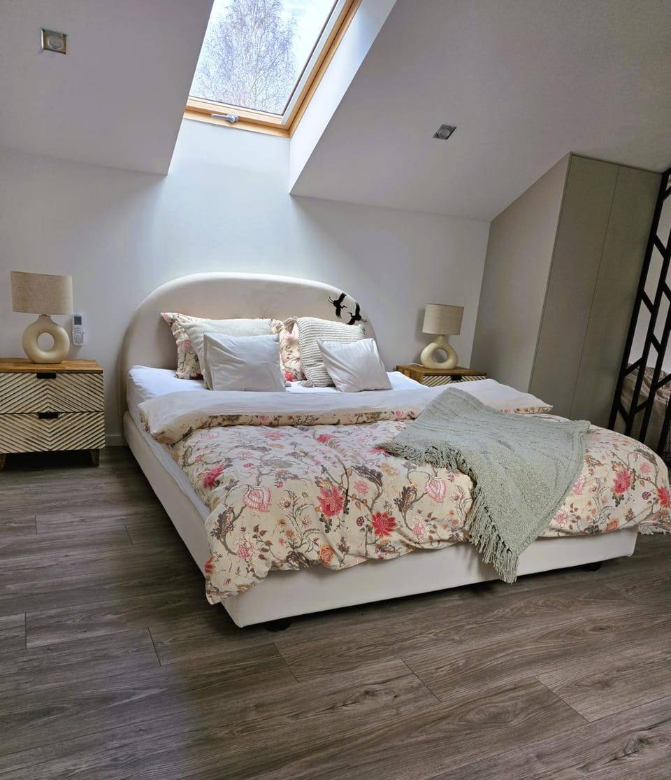 Bed, Seating area, Bedroom