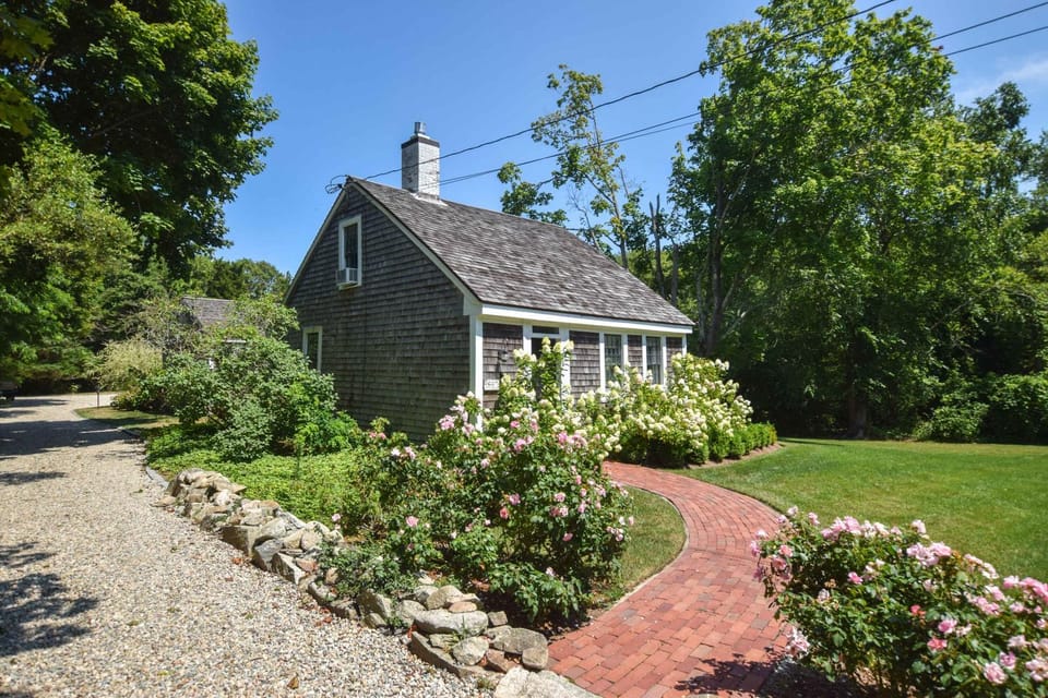 Renovated Cozy Cabin 5 Min to Beach Cabin in West Barnstable