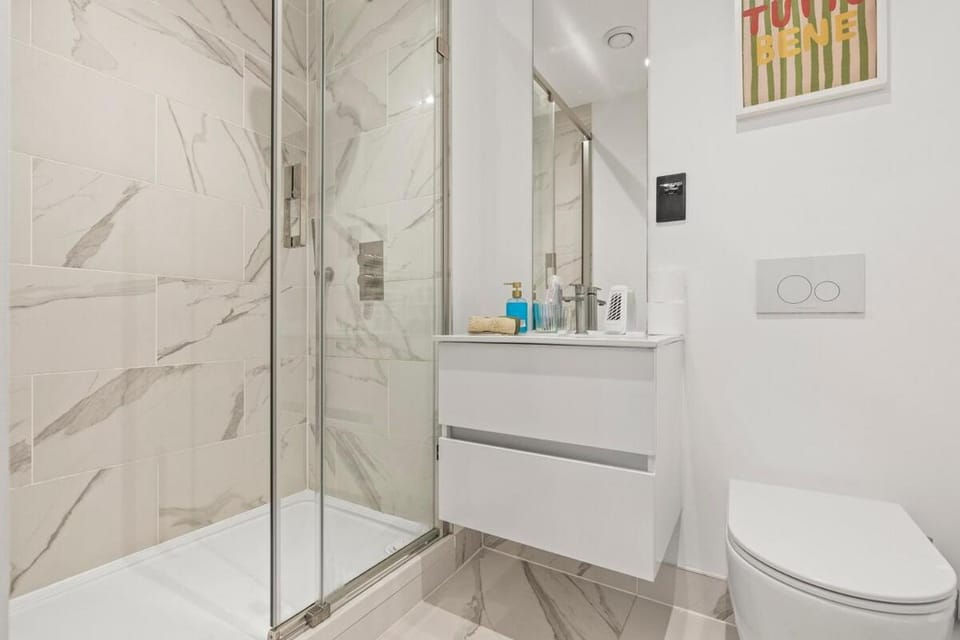 Shower, Toilet