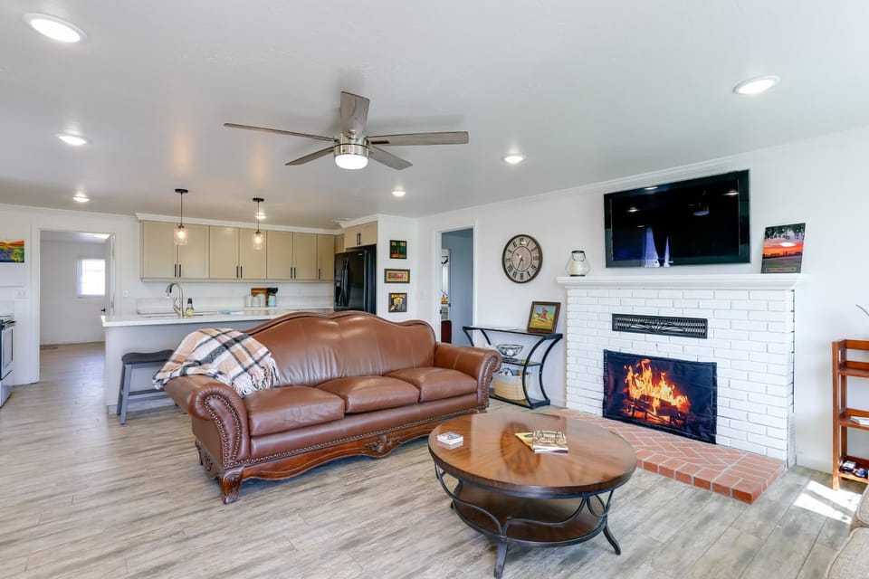 Mtn-View Home w/ Patio & Grill in Woodlake House in Sierra Nevada