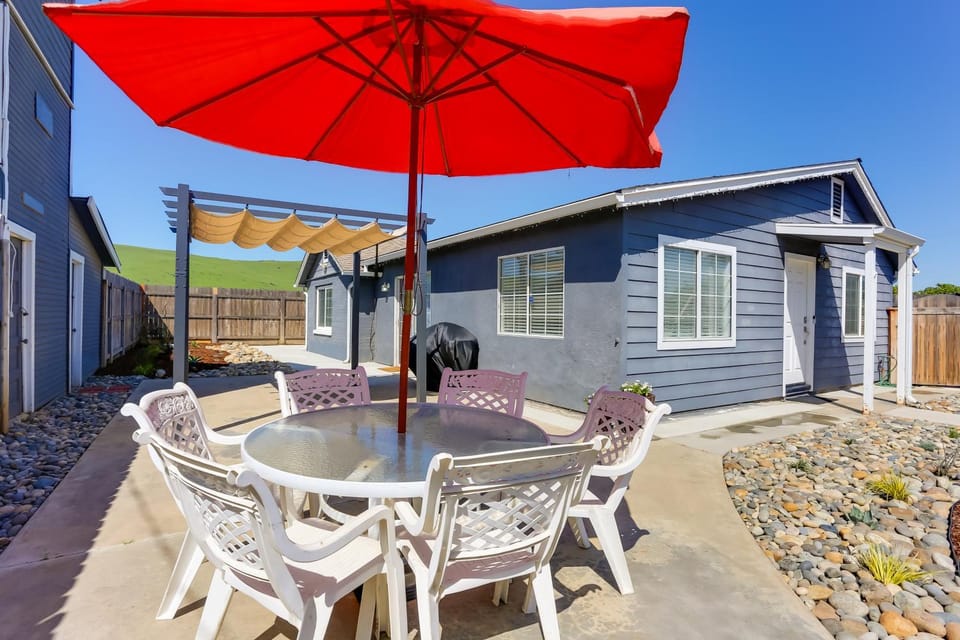 Mtn-View Home w/ Patio & Grill in Woodlake House in Sierra Nevada