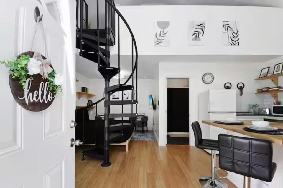 Kitchen or kitchenette, Seating area