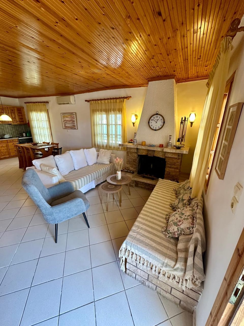 Living room, Seating area, Dining area