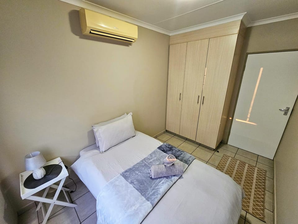 Cheerful 2-Bedroom Holiday Home Apartment in North West, South Africa