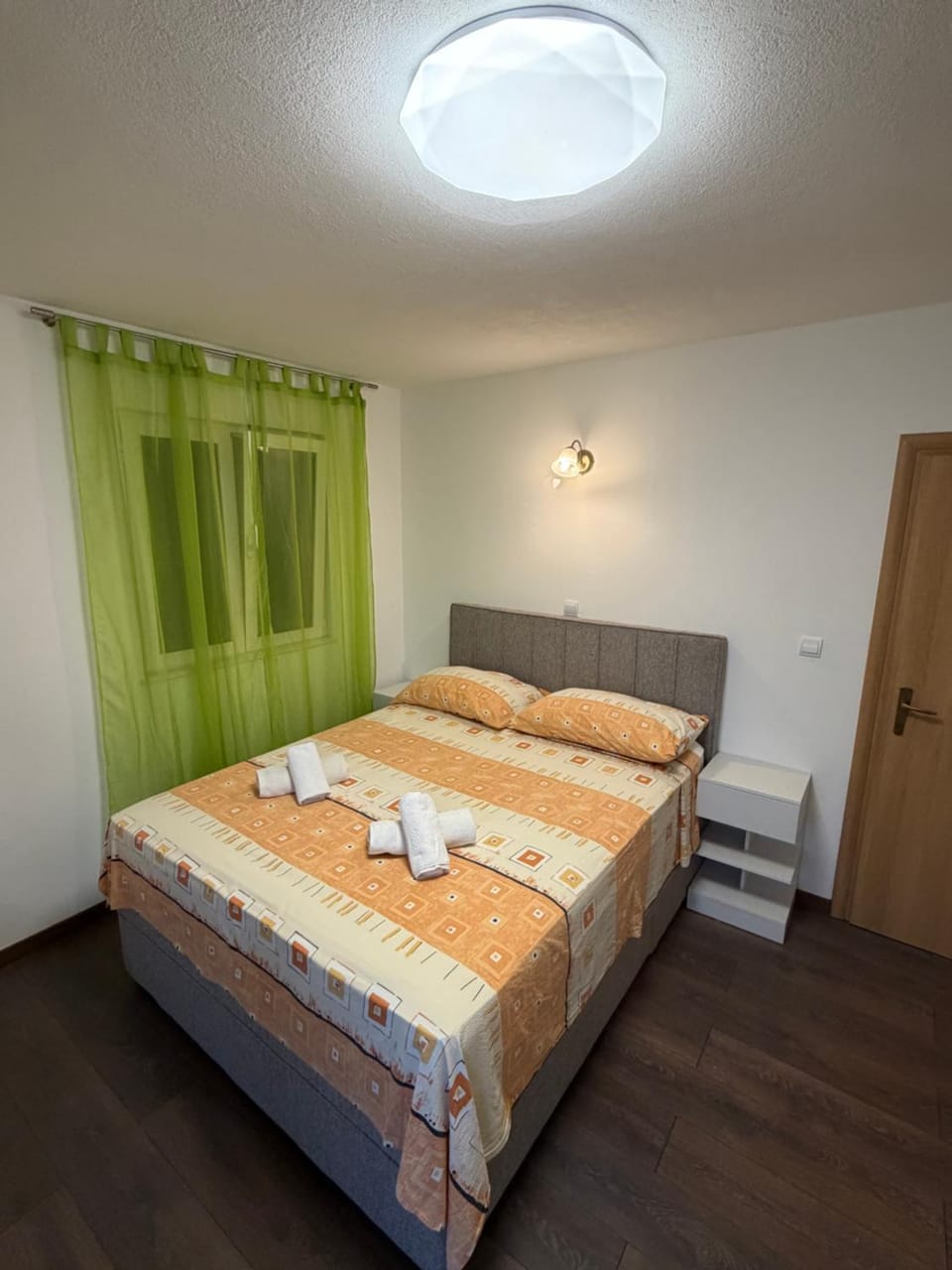 Bed, Bedroom, towels