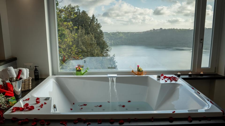 Hot Tub, View (from property/room), Decorative detail, Lake view, Bath, towels