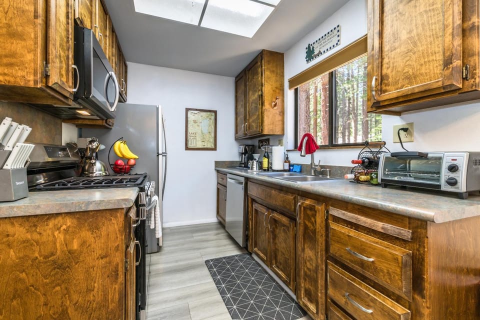 Coffee/tea facilities, Kitchen or kitchenette, dishwasher, oven, stove, toaster