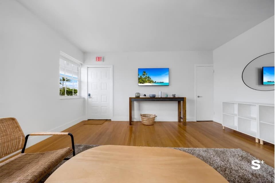 TV and multimedia, Living room, Seating area, Evening entertainment