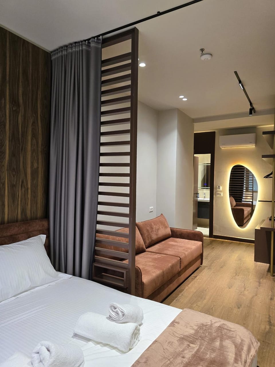 Bed, TV and multimedia, Living room, Photo of the whole room, Seating area, Bedroom, wardrobe