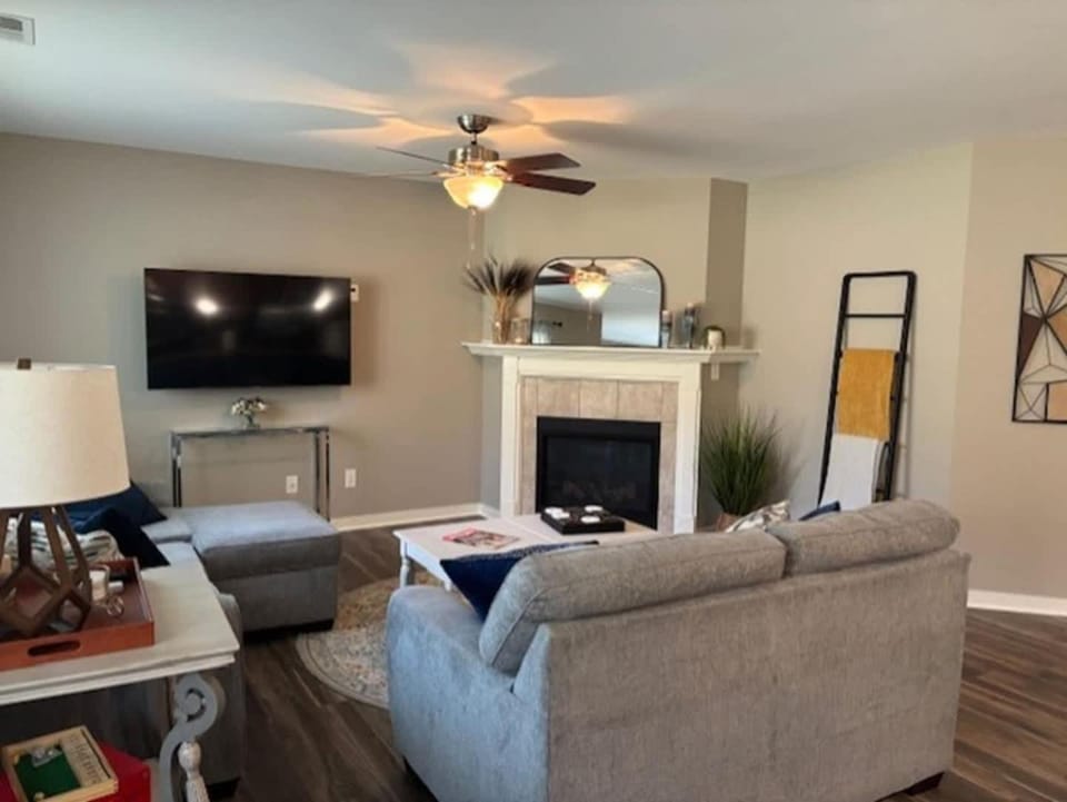 Beautiful 3 bed 2 bath condo House in Illinois