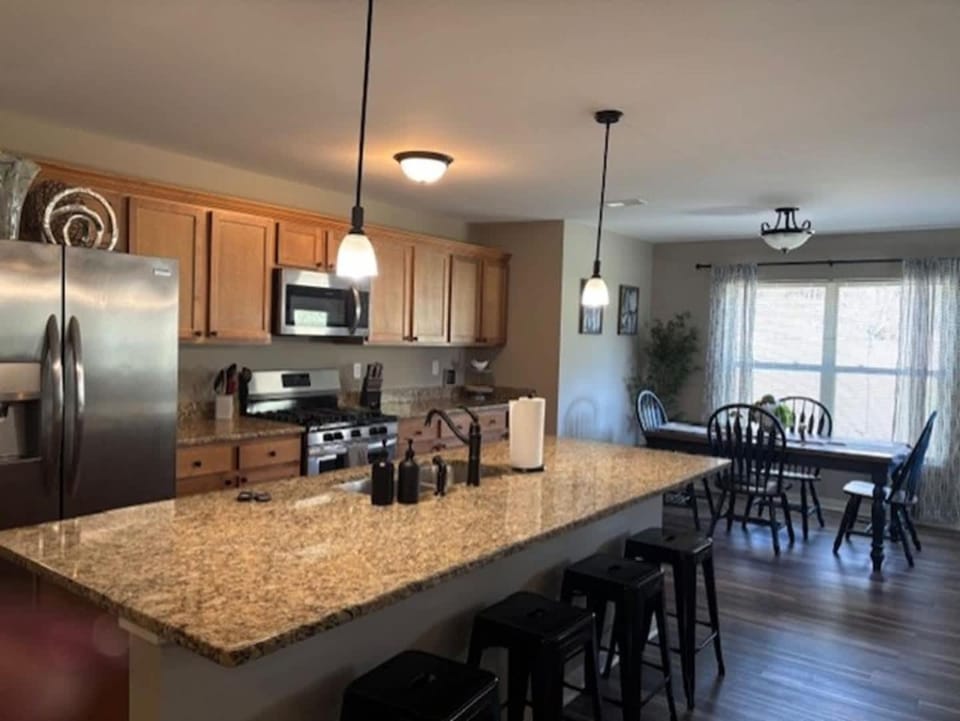 Beautiful 3 bed 2 bath condo House in Illinois