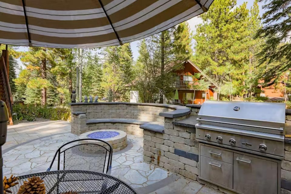 Fire & Ice Spacious Retreat with Hot tub and Fireplace House in Sierra Nevada