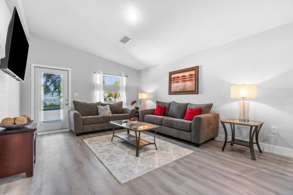 Close to Atlantic Ave, Beach! Hot Tub-5 Beds-King House in Delray Beach