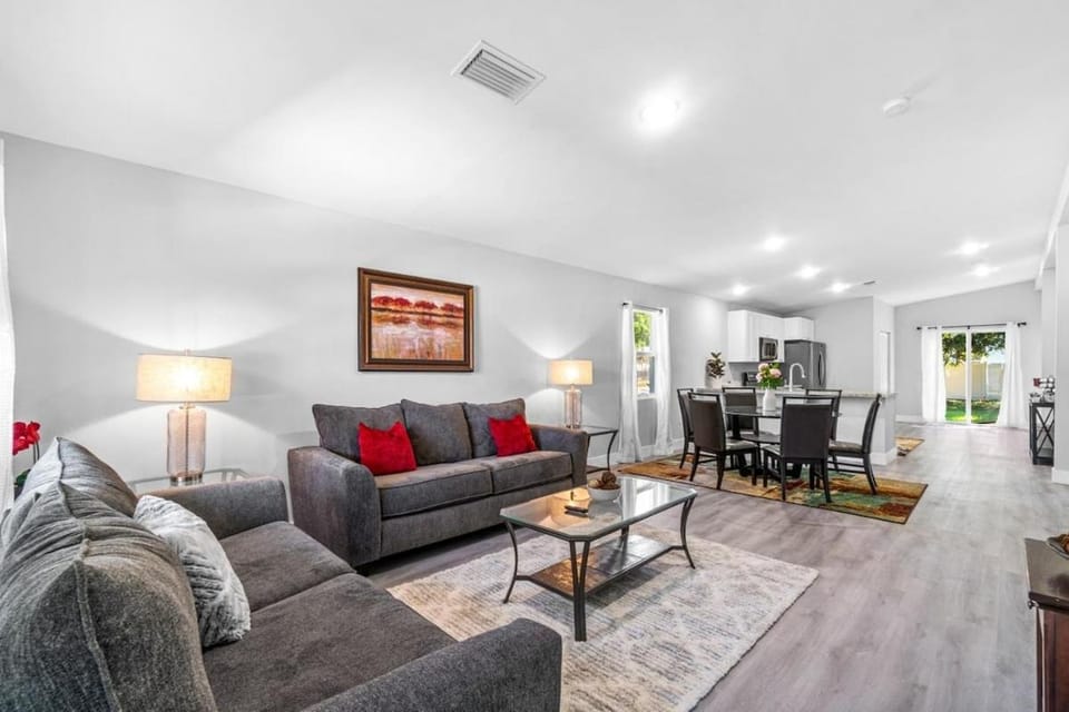 Close to Atlantic Ave, Beach! Hot Tub-5 Beds-King House in Delray Beach