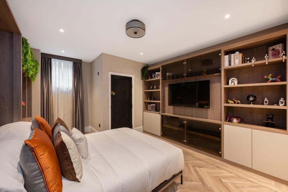 Bed, TV and multimedia, Photo of the whole room, Bedroom