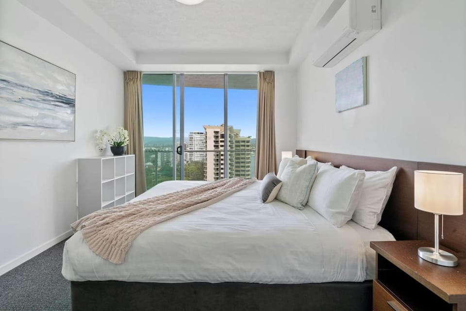 Bedroom, City view