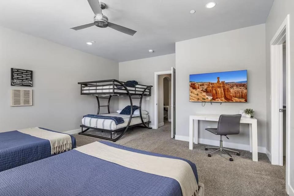 Bedroom, bunk bed