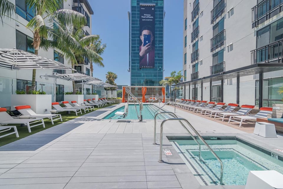 Property building, Day, Pool view, Swimming pool, Swimming pool, sunbed