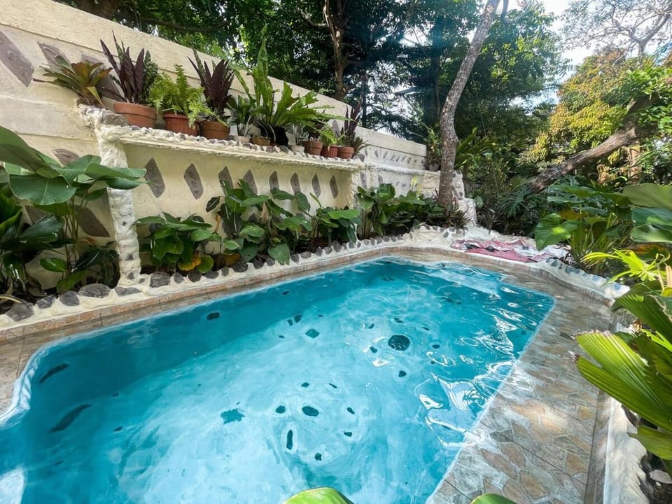 Bali Villa in Tagaytay w Pool, Billiards I 12pax Apartment in Tagaytay