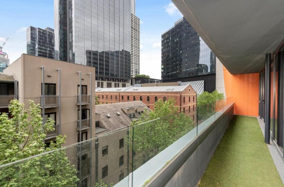 Spacious Riverside Living Apartment in Southbank