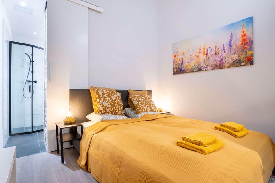 Property building, Bed, Bedroom