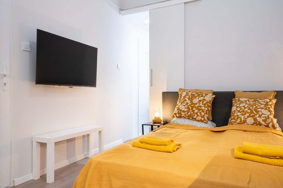 Bed, Bedroom, towels