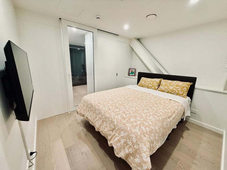 Bed, TV and multimedia, Photo of the whole room, Bedroom