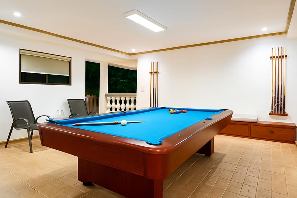 Lovely house in Tagaytay with Pool, Billiards, and KTV I 8pax Apartment in Tagaytay