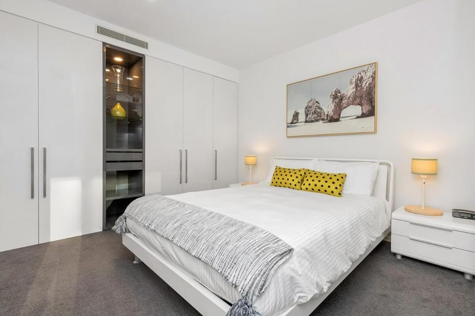 Riverside Living with Amazing Views Apartment in Southbank