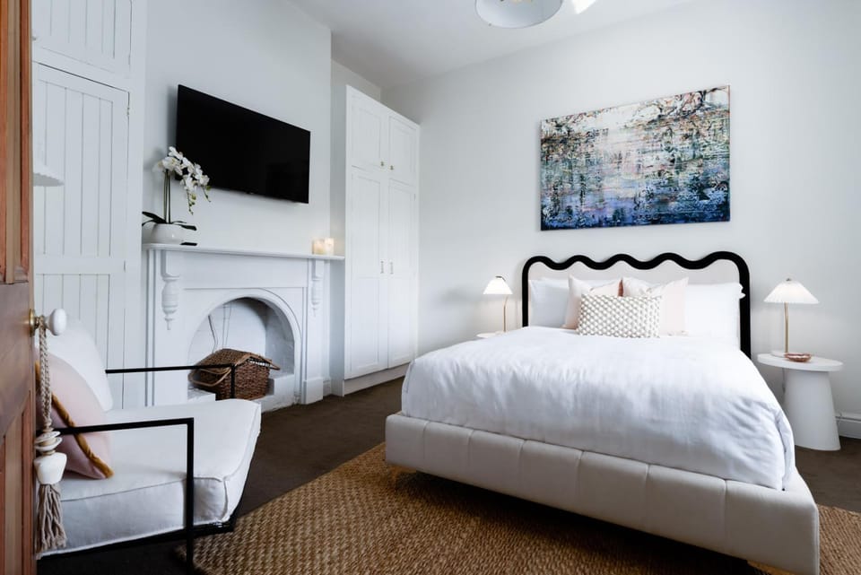 Elegant 2-Bedroom Home with Curated Decor & Outdoor Entertaining House in Launceston