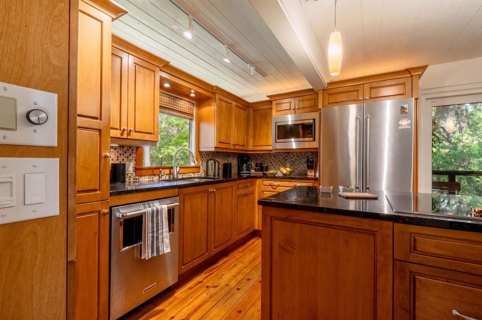 TreeTops Spacious Architectural Retreat House in Gainesville
