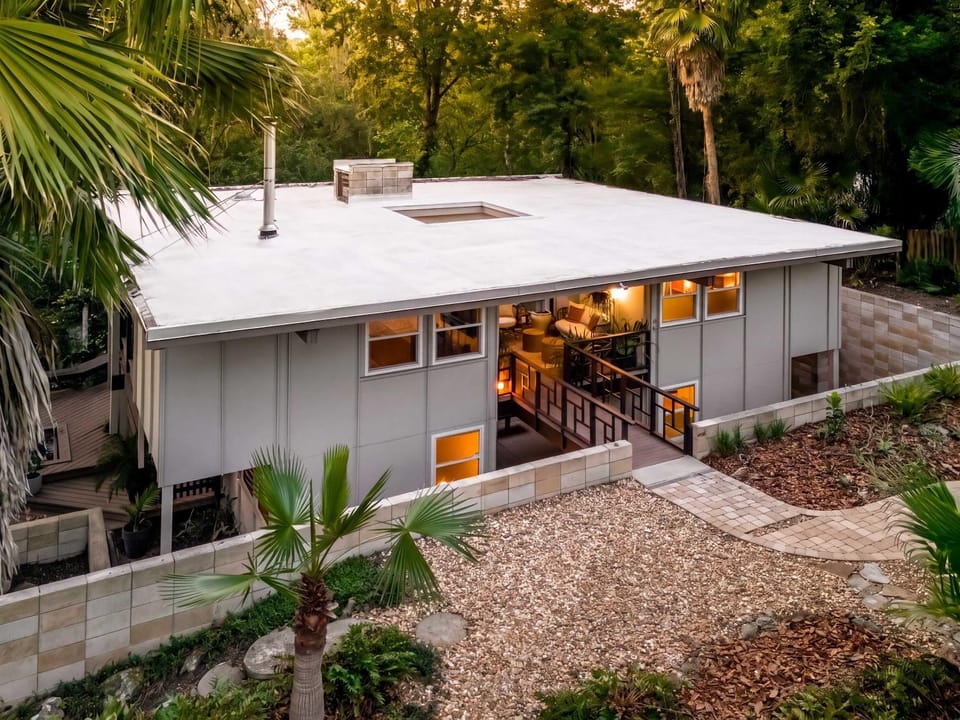 TreeTops Spacious Architectural Retreat House in Gainesville