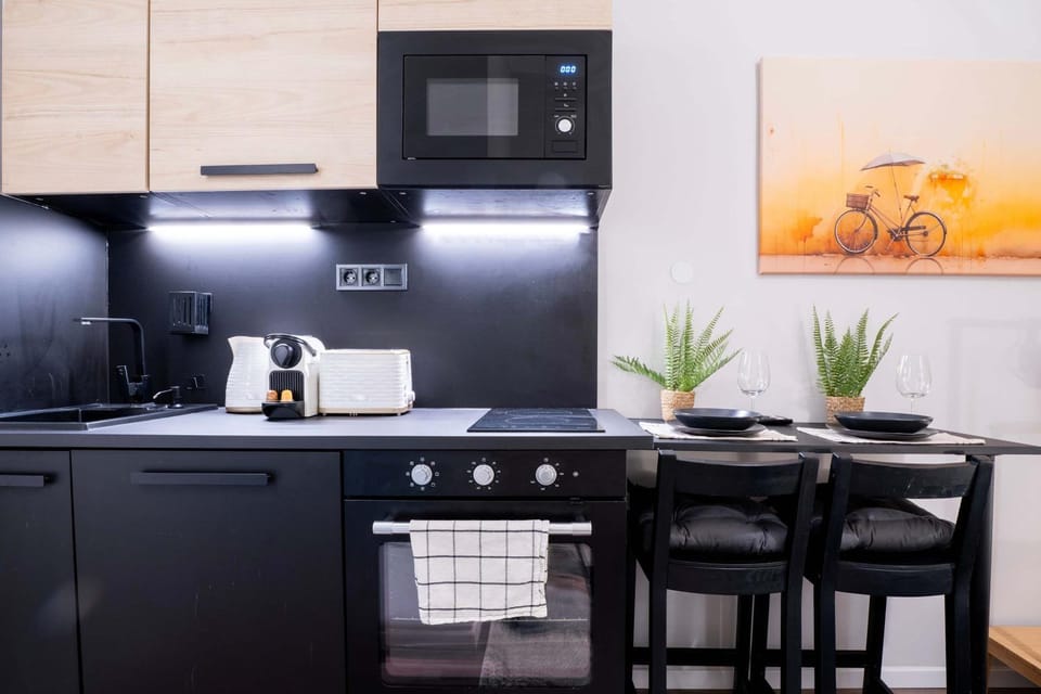 Coffee/tea facilities, Kitchen or kitchenette, stove